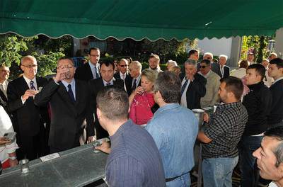 El más madrugador. Como todos los años, el alcalde y candidato del PP, Alberto Ruiz-Gallardón, fue el primero en llegar, a las 8.00, junto con los fieles más píos. Allí bebió el agua de la fuente.