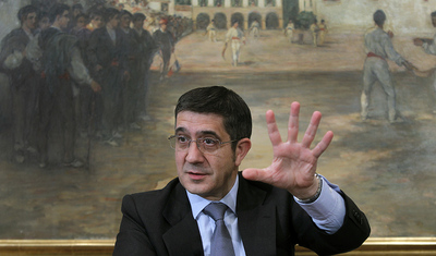 El  lehendakari  Patxi López, en un momento de la entrevista en su despacho en la sede de Lehendakaritza en Vitoria.