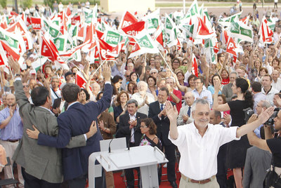 Espadas y Zapatero (de espaldas y a la izquierda) saludan al público mientras Griñán se vuelve para saludar a las gradas situadas en el escenario.