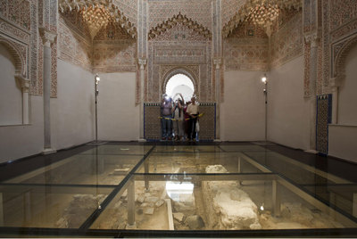 Visitantes en el recién restaurado palacio de la Madraza de Granada.