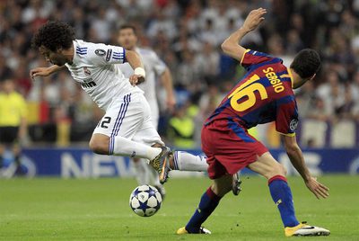 Marcelo y Busquets, en el duelo de ida del Madrid y el Barça en la  Champions. 