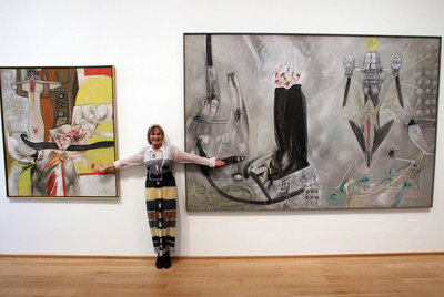 Germana Ferrari, ayer, entre las obras de su marido, Roberto Matta,  Out to Alisma  (1948), a la izquierda, y  La violence de douceur  (1949) en el Museo de Bellas Artes.