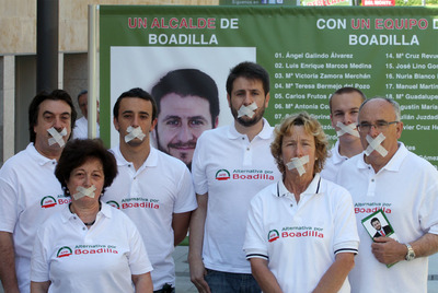 El concejal de Alternativa por Boadilla, Ángel Galindo, en el centro, en un acto de campaña la semana pasada.