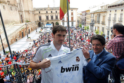 Casillas entrega una camiseta del Madrid al alcalde de Lorca, Francisco Jodar.
