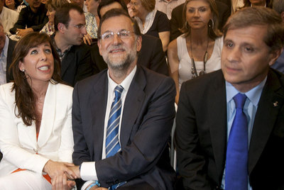 Rajoy, entre Alicia Sánchez-Camacho y Alberto Fernández, durante el mitin de L'Hospitalet.