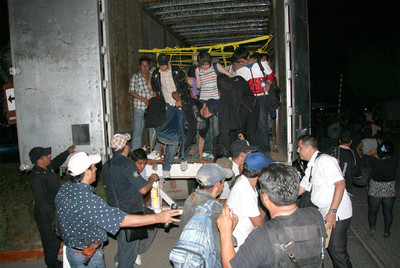 Inmigrantes interceptados por las autoridades mexicanas bajan de uno de los dos camiones que los transportaba a Estados Unidos.