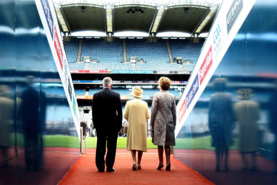 La reina Isabel II en su visita al estadio de Park Croke, en Dublín.