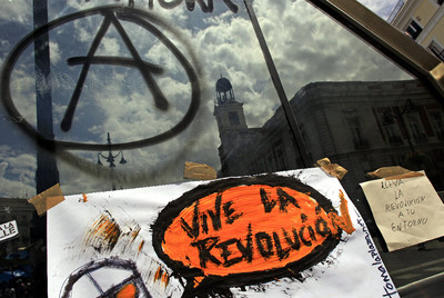 Carteles pegados por los indignados en la cúpula del metro de Sol, en una acción coordinada  por la comisión de Comunicación .