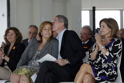 Alberto Ruiz-Gallardón besa a la concejal de urbanismo Pilar Martínez, ayer, en presencia de Ana Botella.