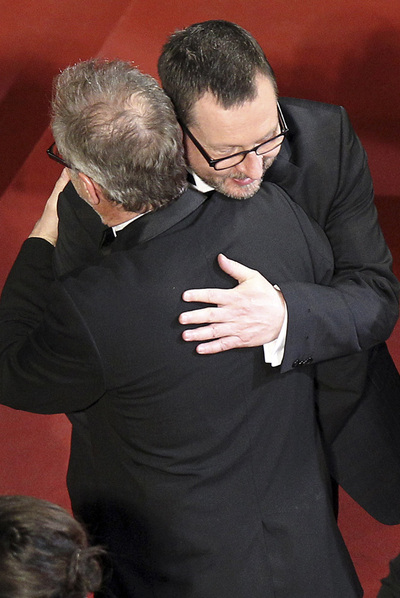 Lars von Trier abraza a Thierry Fremaux, delegado general del festival, en el estreno de  Melancholia  el miércoles.