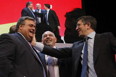El   lehendakari   López hace un gesto cariñoso a Txema Oleaga en presencia de José Antonio Pastor.