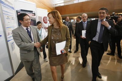 Alex Jadad saluda a la ministra Leire Pajín, ayer en el congreso sobre enfermedades crónicas en San Sebastián. Detrás, a la derecha, el consejero de Sanidad, Rafael Bengoa.rnEl grupo Impromptu ofrece un concierto didáctico en Bilbao.