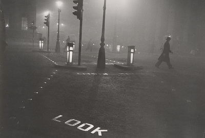  Londres, 1952,  imagen de Robert Frank (Zúrich, 1924) en la exposición  Night Vision: Photography After Dark  del Metropolitan de Nueva York.