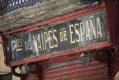 Dintel del comercio del número 29 de la calle del Carme, con el nombre de un viejo taller de naipes.