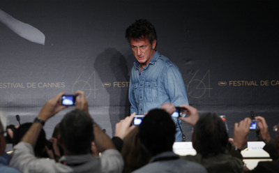 Sean Penn entra en la sala donde ofreció la conferencia de prensa de  This must be the place  en el Festival de Cannes.