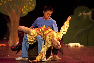 Angélica Liddel, en primer término, en su espectáculo, representado en Madrid.