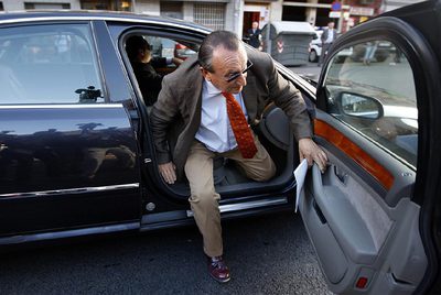 Carlos Fabra baja del coche oficial en una visita a la sede del PP en Valencia.