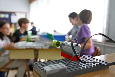 Una figura de Lego movida por la aplicación informática   scratch,   dirigida a niños de quinto y sexto de Primaria.rn  La leyenda del santo bebedor   se representa en San Sebastián.