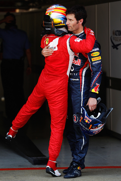 Alonso felicita a Webber por su  pole  de ayer.