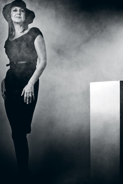 Dueñas le hace un guiño cómplice a Sira Quiroga, el alma de 'El tiempo entre costuras', una joven modistilla madrileña obligada por el destino a ejercer de espía en el Protectorado Español de Marruecos.