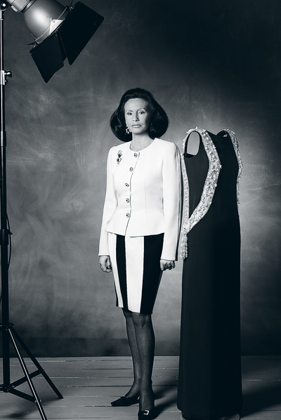 Sonsoles Díez de Rivera vicepresidenta de la fundación Cristóbal Balenciaga, junto a un traje de 1968 que Balenciaga hizo para ella.