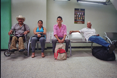 Sala de Espera.Así llegó Porfirio al aeropuerto de Florencia, con su vecina y su hijo menor. Llevaba dos granadas en el pañal, pero nadie le registró por ir en silla de ruedas. Al volver a rodar esta secuencia de la película, los guardias le aclamaban y le hacían fotos. Había nacido el héroe: 