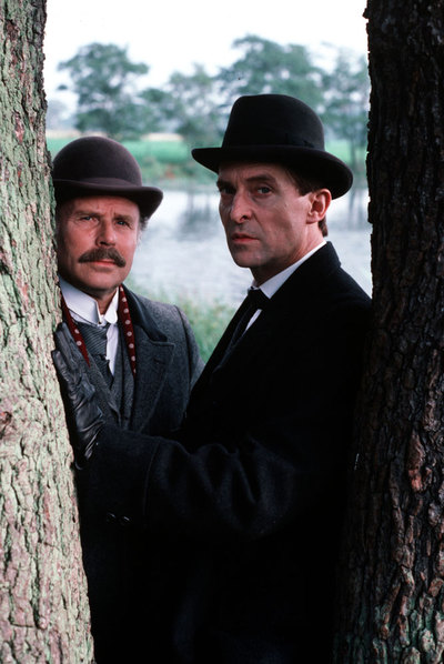 Edward Hardwicke (izquierda) y Jeremy Brett, en 1985, en la serie  El regreso de Sherlock Holmes .