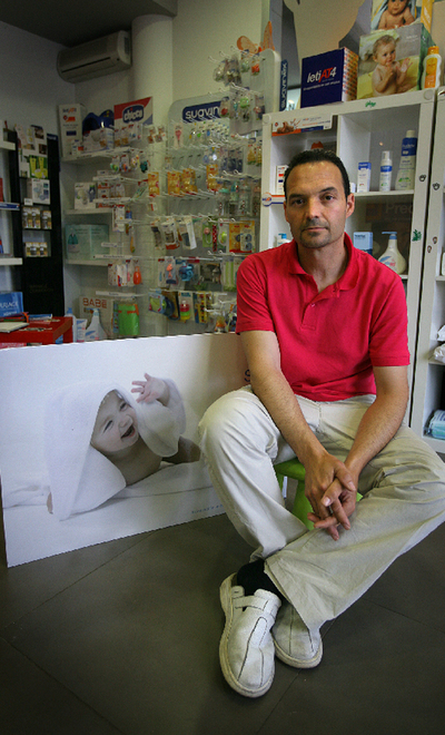 Vicente Martínez Gil, en la parafarmacia que regenta en L'Eliana (Valencia).