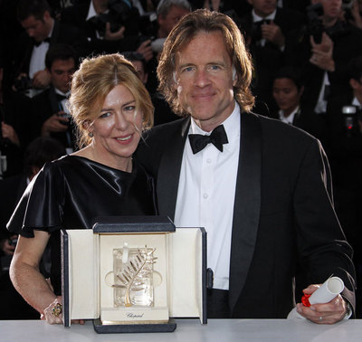 Los productores Dede Gardner y Bill Pohlad muestran la Palma de Oro por  El árbol de la vida,  de Terrence Malick.