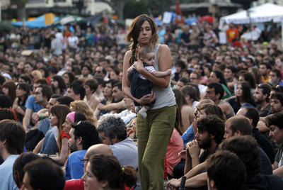 Imagen de la asamblea del Movimiento 15-M en la plaza del Ayuntamiento de Valencia a las 20.30 de ayer.