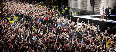 Obama y su esposa, Michelle, saludan a los miles de irlandeses que acudieron al College Green, en Dublín, para escuchar al presidente estadounidense.