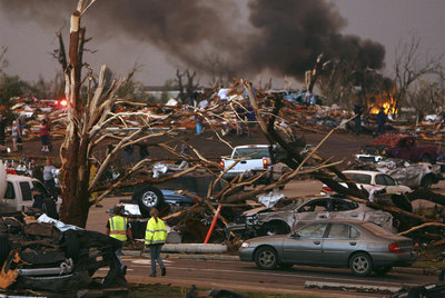 Trabajadores de los servicios de emergencias caminan por uno de los barrios de Joplin más afectados por el tornado.