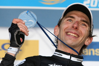 Xavier Tondo tras su victoria en la sexta etapa de la París-Niza de 2010.