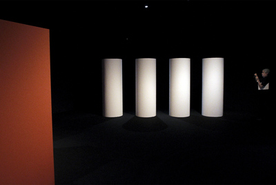 Un visitante de la exposición que el Museo Reina Sofía dedica a la artista brasileña Lygia Pape, ante la pieza  Ballet neoconcreto, número 1. 