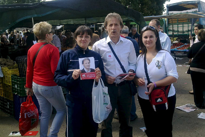 Pedro Escobar, con simpatizantes de IU en un mercadillo de Badajoz durante la campaña.