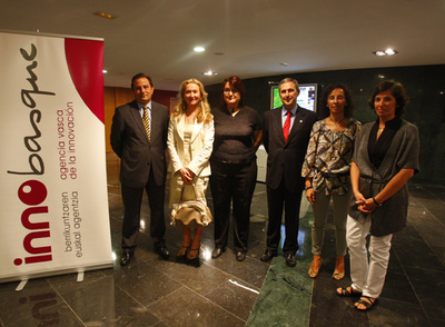 De izquierda a derecha, Rogelio Pozo, director de Azti; la viceconsejera Olga Rivera; Shaila Oubiña, de Kronet; el director general de Innobasque, José María Villate, y sus directoras de Innovación Empresarial, Leire Bilbao, y Programas, Lola Elejalde.rnEl escritor Julio Llamazares.