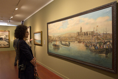 Visitantes ante la obra   Muelle del puerto de Málaga  , de José Gartner, en la muestra   Málaga en la pintura del siglo XIX  .