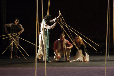 Una escena de  Une flûte enchantée,  versión de Peter Brook de  La flauta mágica. 