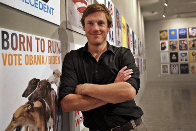 El director de cine y documentalista estadounidense Kelly Nyks, ayer, en la exposición  Design for Obama  en la EADS de Valencia.