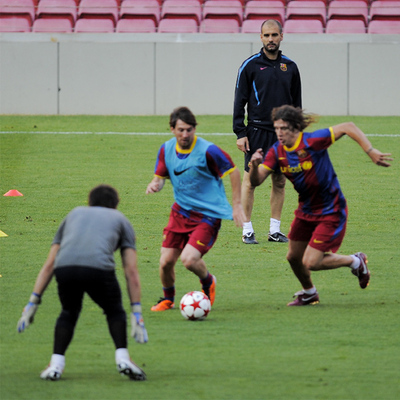 Guardiola observa a Messi y Puyol en el último entrenamiento en Barcelona.
