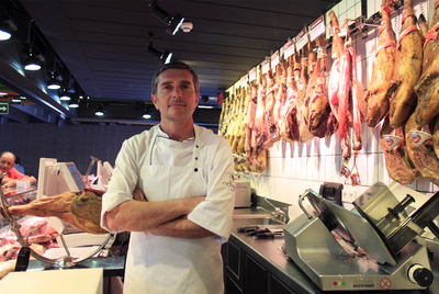 Octavio Rodríguez, presidente de la Asociación de Comerciantes, en su charcutería del mercado.