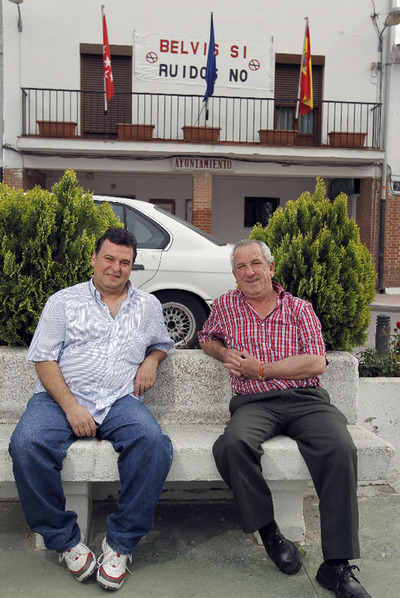 El socialista Juan Miguel Callado, a la izquierda, y el popular Rafael Fariñas, candidatos a alcaldes de Belvis del Jarama antes de las elecciones.