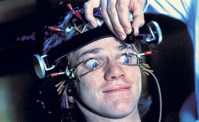  Malcolm McDowell, en su papel de Alex DeLarge en  La naranja mecánica,  sometido a un intensivo de imágenes ultraviolentas para  curarse  de su comportamiento agresivo. 