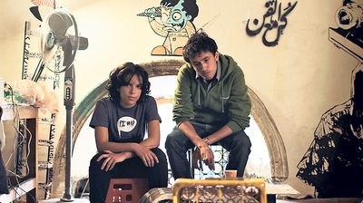  La grafitera Aya, de 19 años, junto a su amigo Ragab, en la tienda-taller de su abuelo en Alejandría.  