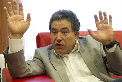 El alcalde de Pontevedra, Miguel Anxo Fernández Lores, durante la entrevista.