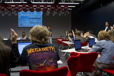 Un momento de la charla organizada ayer por la Fundación Barrié con estudiantes de Marín y Vigo.