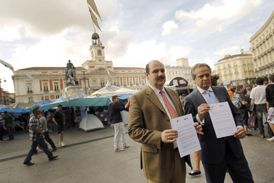 Los presidentes de Apreca, Ignacio Lario, y Cocem, Hilario Alfaro, muestran el manifiesto contra la acampada.