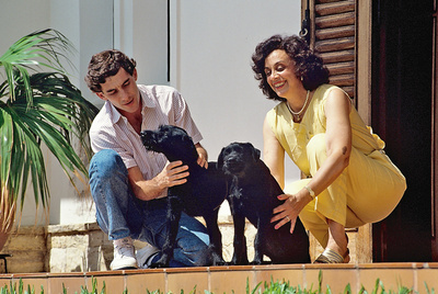 Senna junto a su madre, Neyde Silva, en su casa de São Paulo en 1989.