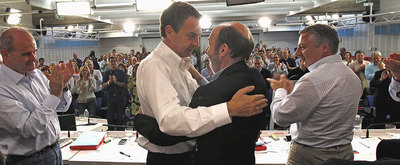 José Luis Rodríguez Zapatero felicita a Alfredo Pérez Rubalcaba en presencia de Manuel Chaves  y José Blanco.