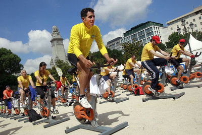 Miguel Indurain en el cierre de la gira nacional del Cardiobús, en la plaza de España.